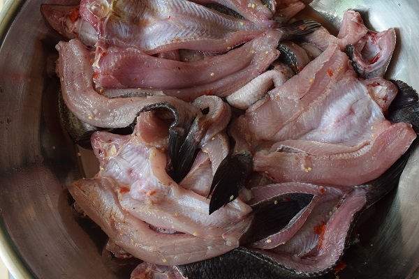 Cách nấu bánh canh cá lóc miền tây - ướp thịt